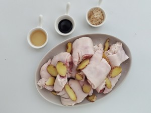 Spicy Roasted Pig Trotters (香辣猪蹄) 2