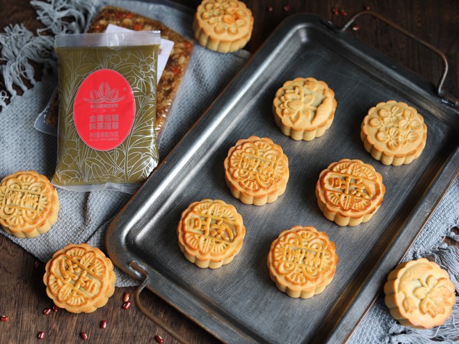 Moon Cake with 5 Popular Fillings